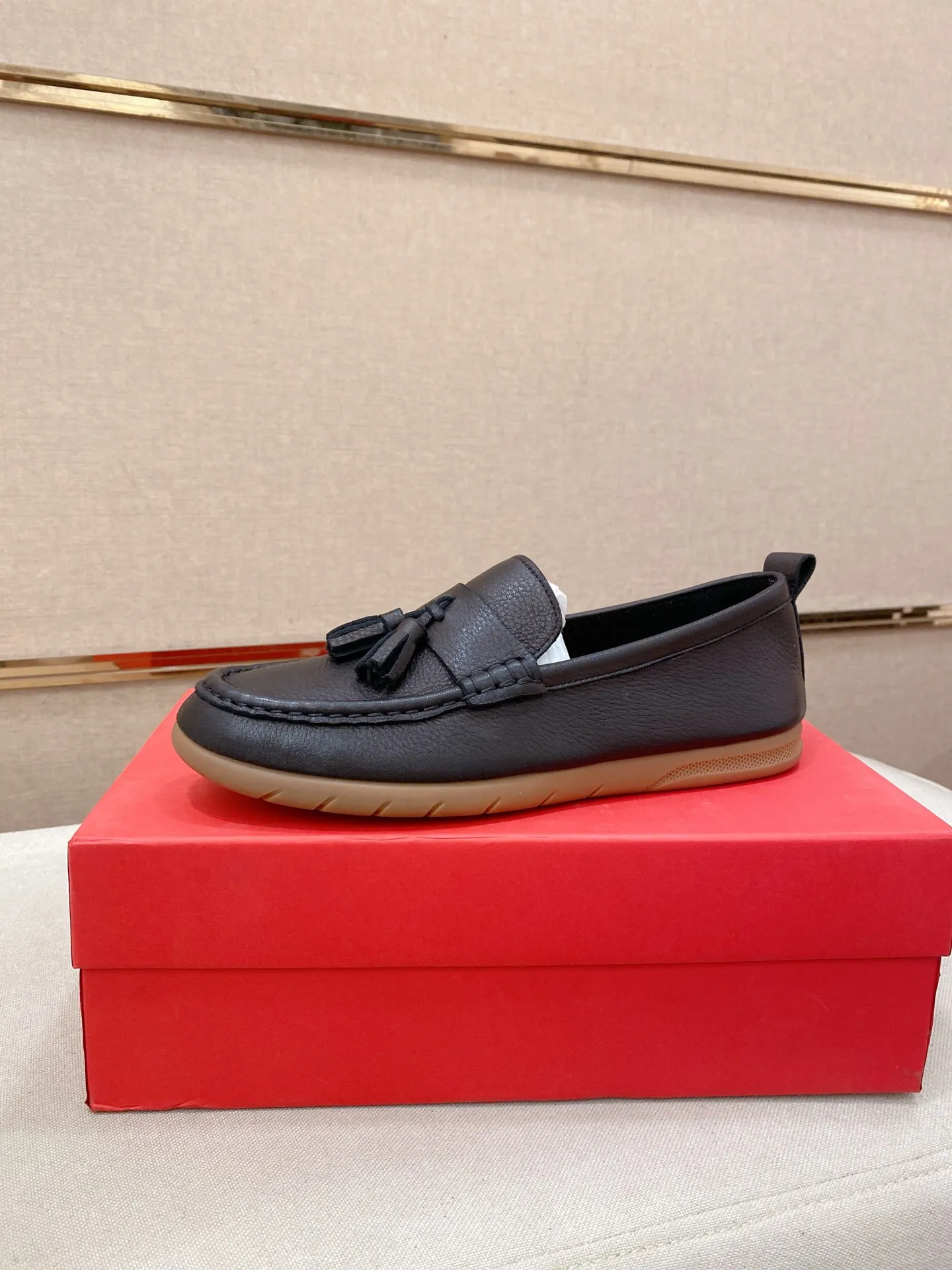 Factory price 500💰 Original Ferragamo men's shoes! The world's top brands...Luxury quality...//Fashion and high-end footwear 👍💪🏻...give you a low-key luxury comfort experience👍. The upper is made of pure Italian imported original cowhide and sweat-absorbent sheepskin lining. It is comfortable and breathable, high-end and classy... luxurious and noble!! .. OEM factory shipment [Hug] stall.. Original board. Welcome to taste..38--44.